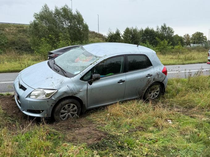 De wagen kwam in de berm terecht.