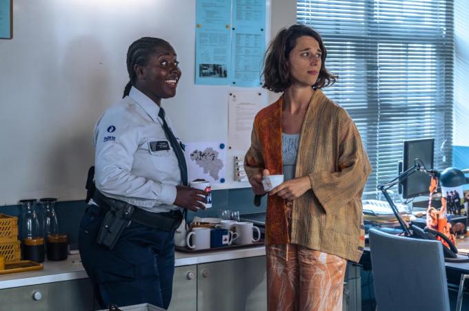 Julie Delrue, hier samen met Patricia Kargbo: “Ik denk dat juf Els vol goeie bedoelingen zit en wil zorgen voor andere mensen. Daar herken ik wel mezelf in.”
