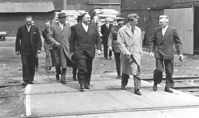 Prins Albert op bezoek in Zeebrugge in 1955.