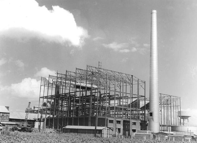 De Zeebrugse glasfabriek in opbouw in 1925.