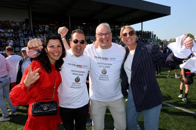 Mario David vierde de titel aan de zijde van voorzitter Frederick Verhelst en hun echtgenotes Annelies Van Hamme (links) en Astrid Ehrig.