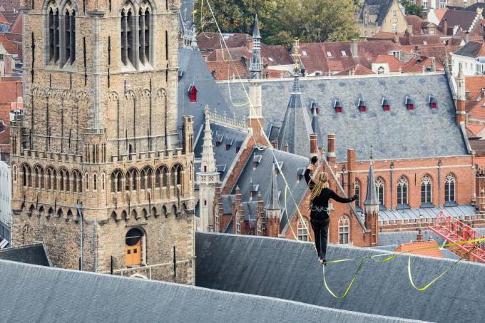 De koorddanser zorgde voor spectaculaire beelden. (foto Davy Coghe)