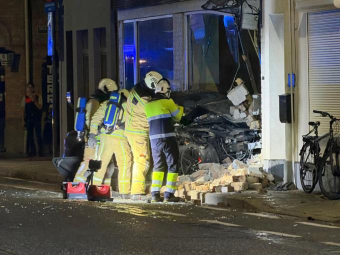 De wagen kwam in de gevel van een rijhuis terecht.