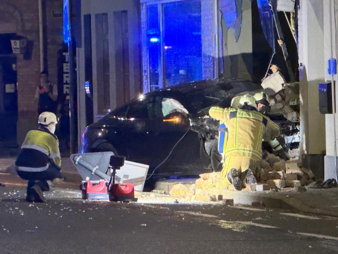 De wagen kwam in de gevel van een rijhuis terecht.