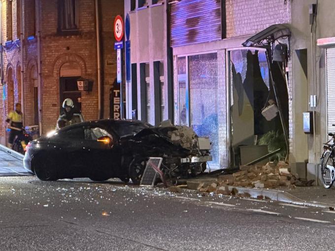De wagen zorgde voor een enorme ravage.