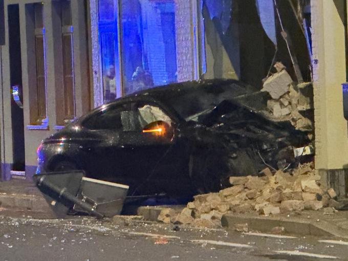 De wagen kwam in de gevel van een rijhuis terecht.