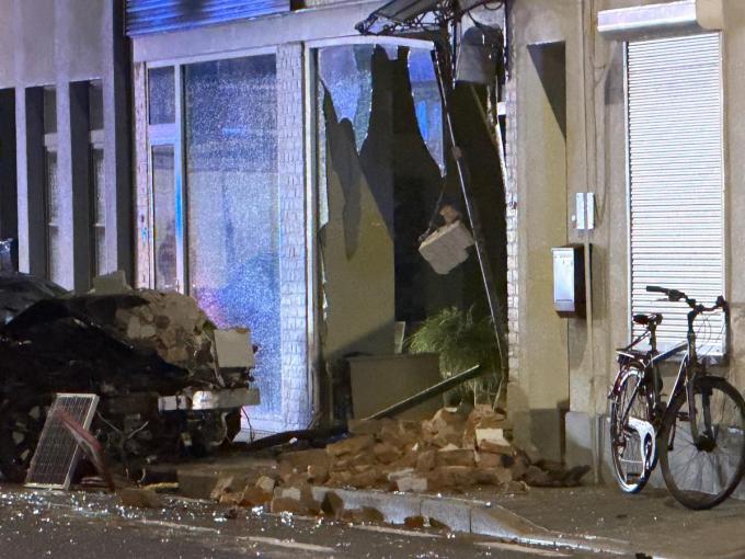 De wagen zorgde voor een enorme ravage.