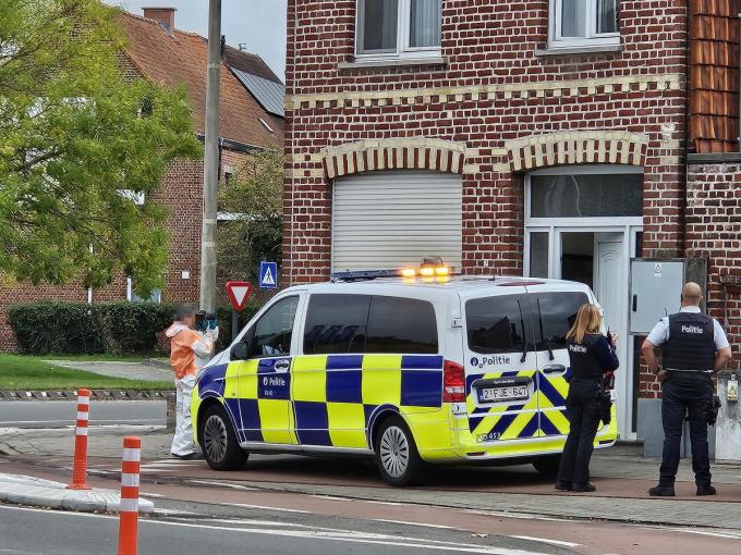 De politiecombi voor de woning aan het rondpunt met de Meiboomlaan en de Westlaan.