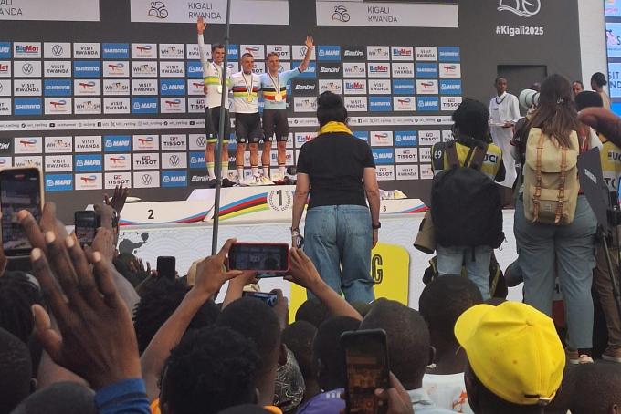 Het podium van het WK tijdrijden met twee Belgen. Remco Evenepoel verpletterde de tegenstand, Ilan Van Wilder pakte mooi brond door Tadej Pogacar achter zich te houden.