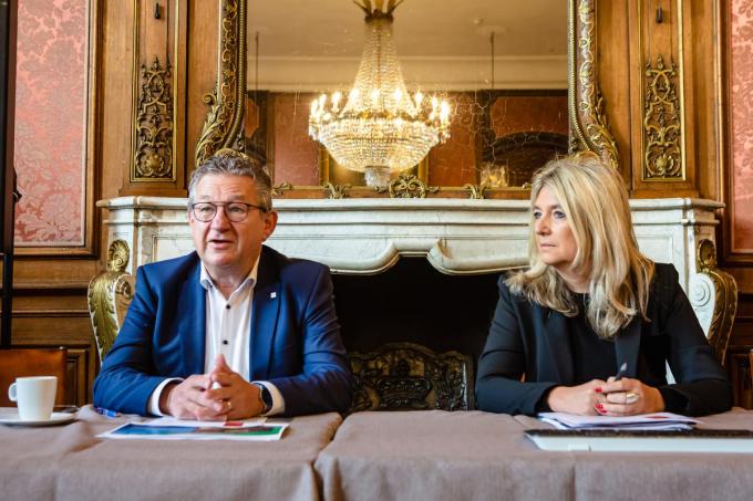 Mercedes Van Volcem samen met burgemeester Dirk De fauw. “We hebben samen veel gerealiseerd, maar hij was de lieve opa, ik de harde tante.”