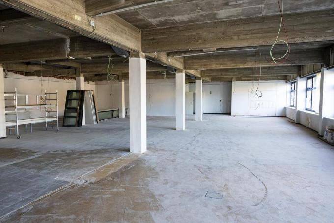 Zo ziet de nog niet gerenoveerde zaal er voorlopig uit, waar tot 400 moslims naar het vrijdaggebed zullen kunnen gaan.