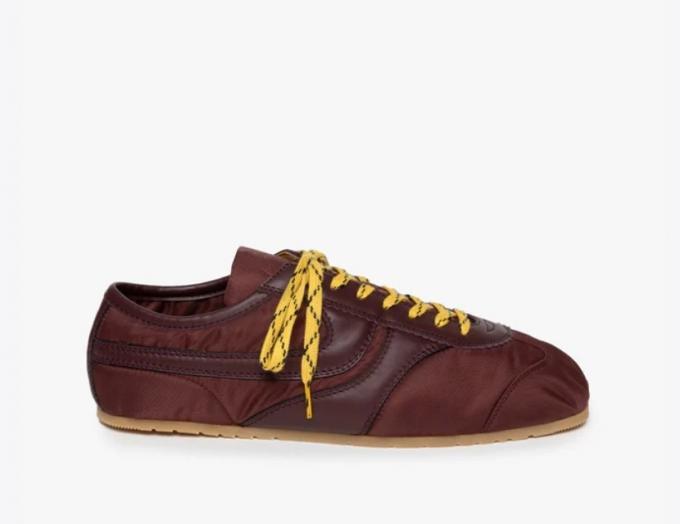 Les baskets en nylon couleur rouille 