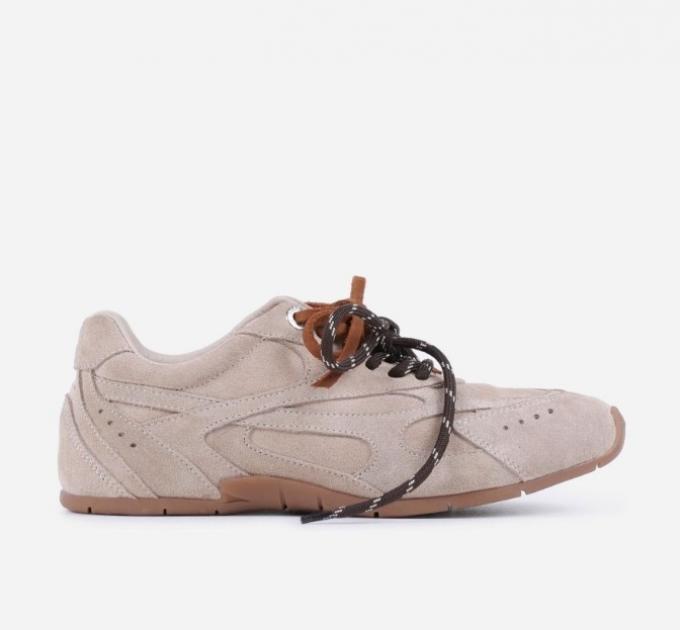 Les baskets en daim beige à doubles lacets