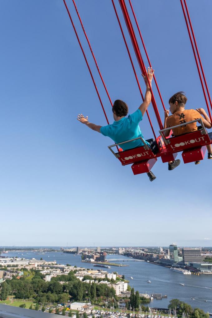 Voor echte durvers: de Swing Over the Edge, die je een prachtig zicht over de stad biedt. (foto Pauline Arkesteijn)