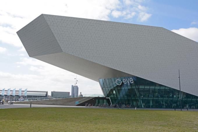 Ook van buiten imponeert het Eye Filmmuseum. (foto Pauline Arkesteijn)