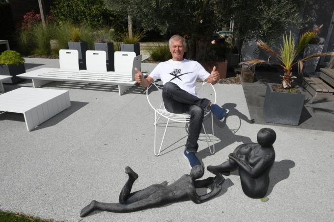 Ignace Baert op een zonnige september-dag in zijn tuin.