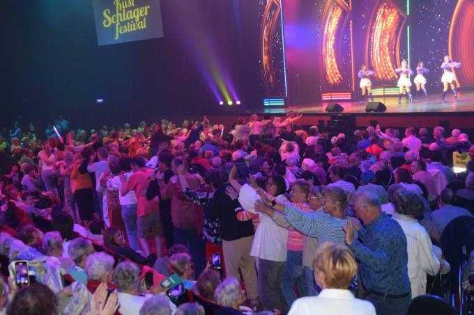 ‘t Was file in de zaal, want David zorgde voor de langste polonaise tijdens de drie Kustschlagerfestival-optredens.