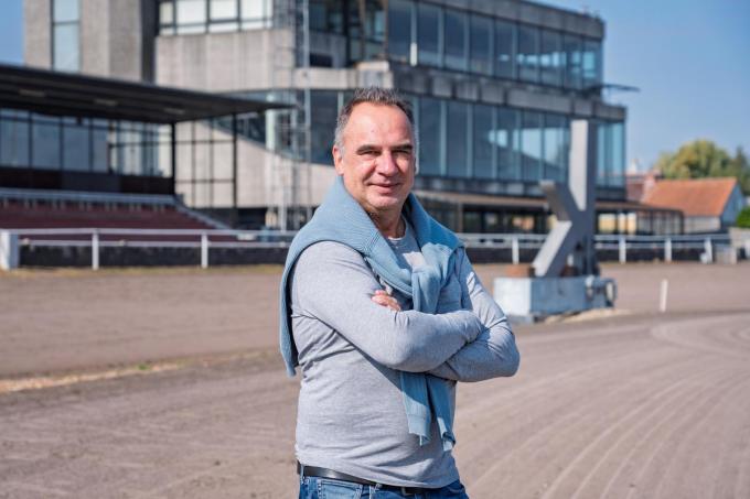 Burgemeester Francis Benoit valt uit de lucht.