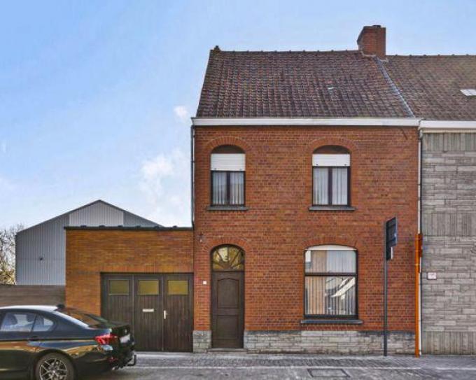 Dit huis in Sint-Baafs-Vijve wordt onder handen genomen.