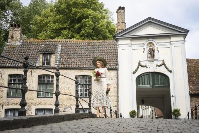 Koningin Mathilde op het brugje aan het Begijnhof.