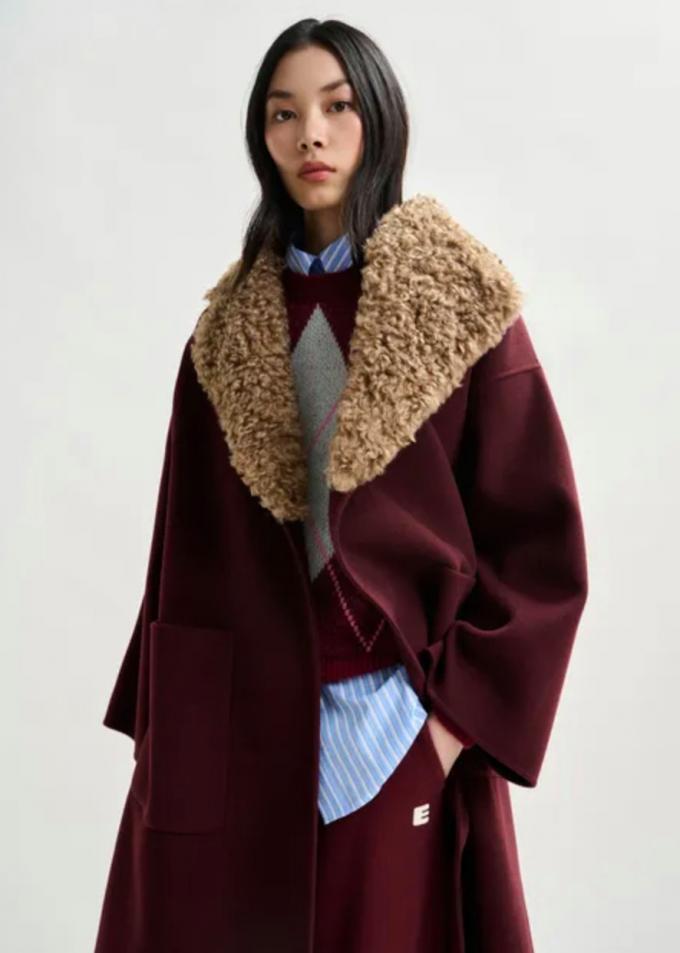 Manteau bordeaux et col en fourrure