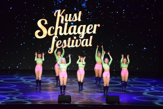 Are U Famous in actie op het podium in De Panne.