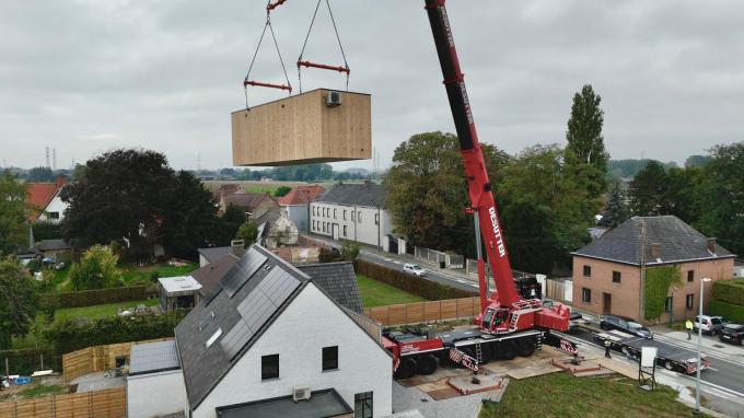 De gloednieuwe unit voor ‘Logopedie Céline Ruysschaert’ wordt over hun huis gehesen.