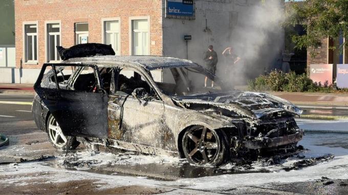 De brandweer had het vuur wel snel onder controle, maar de auto zelf was niet meer te redden.