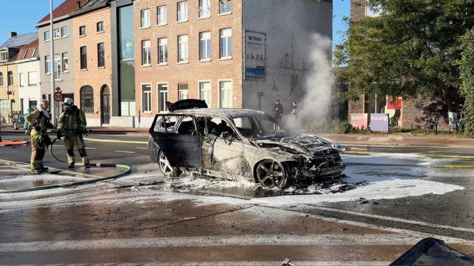 De brandweer had het vuur wel snel onder controle, maar de auto zelf was niet meer te redden.