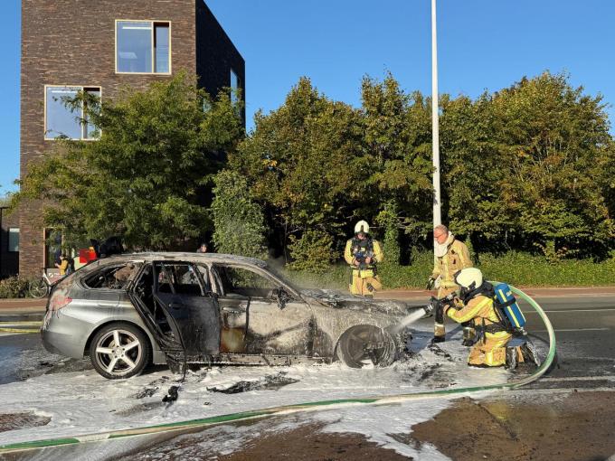 De brandweer had het vuur wel snel onder controle, maar de auto zelf was niet meer te redden.