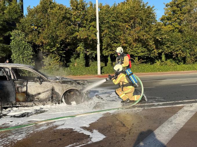 De brandweer had het vuur wel snel onder controle, maar de auto zelf was niet meer te redden.