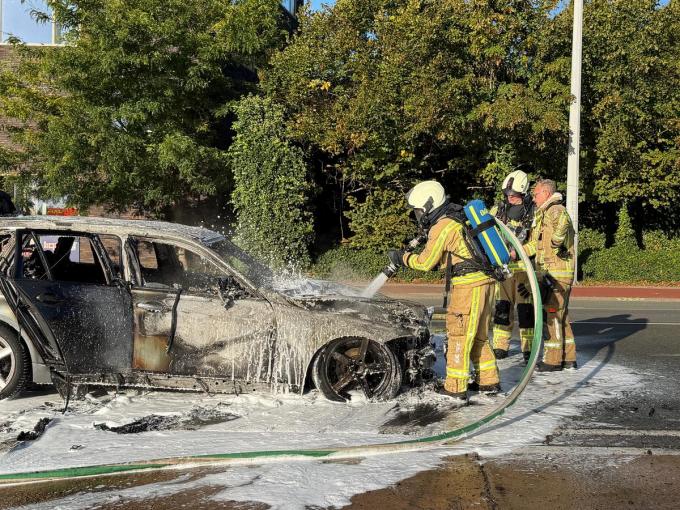 De brandweer had het vuur wel snel onder controle, maar de auto zelf was niet meer te redden.