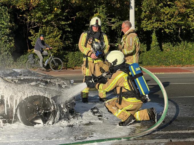 De brandweer had het vuur wel snel onder controle, maar de auto zelf was niet meer te redden.