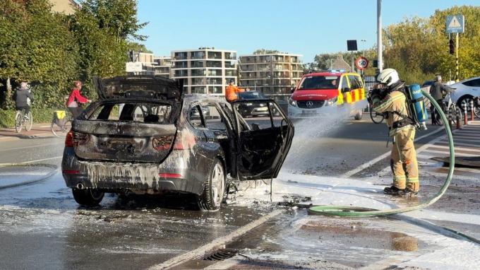 De brandweer had het vuur wel snel onder controle, maar de auto zelf was niet meer te redden.