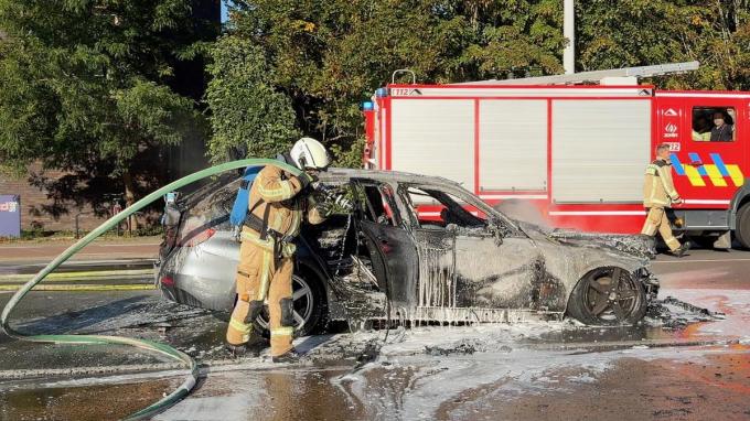De brandweer had het vuur wel snel onder controle, maar de auto zelf was niet meer te redden.