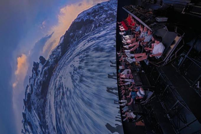 Een binnenbeeld van het Flying Theatre.