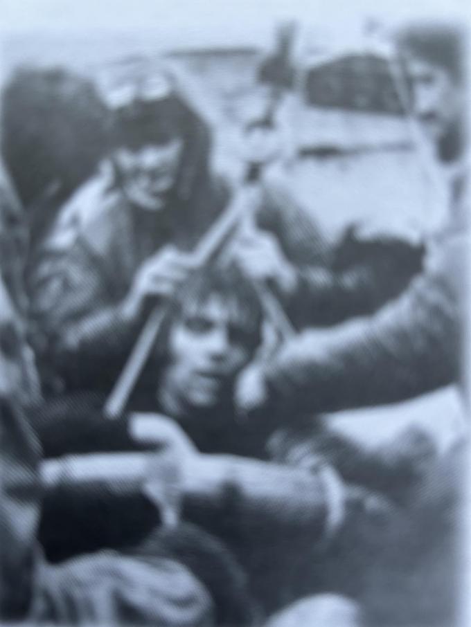 Een foto die de kranten haalde: de totaal uitgeputte Bart Gulpen wordt in extremis van boord getakeld. (gf)