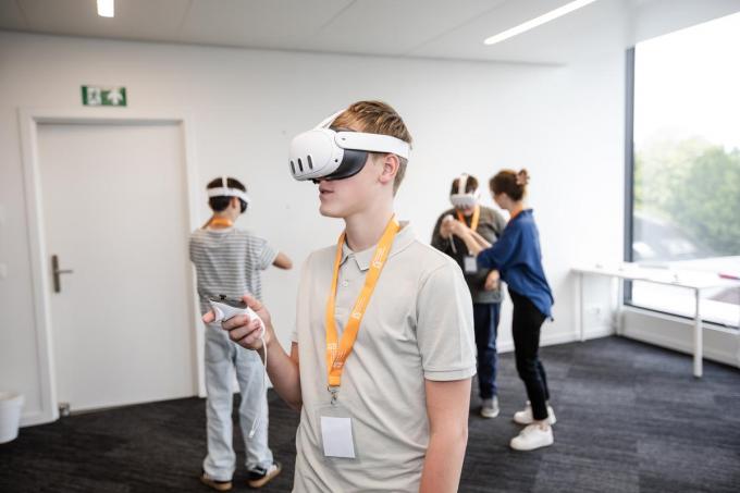 Leerlingen zelf vinden het vooral leuk dat de testen afwisselend zijn. Een VR-game combineren met een tekentest of motorische opdracht voelt minder zwaar aan.
