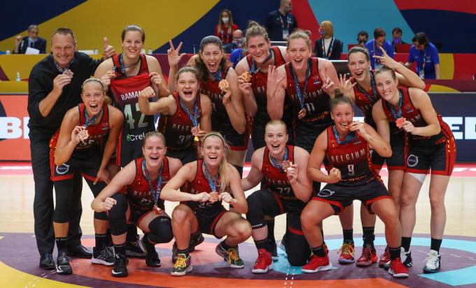 Eén van de vele hoogtepunten: de Belgian Cats zijn door het dolle heen na het behalen van de bronzen medaille op het EK in Spanje in 2021. (foto Getty)