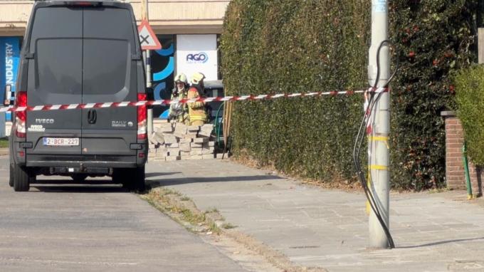 Er werd een perimeter ingesteld. De brandweer kwam ter plaatse.