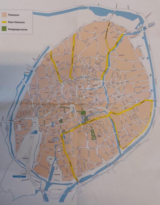 De Brugse fietszone, enkel de gele straten vallen buiten de zone.