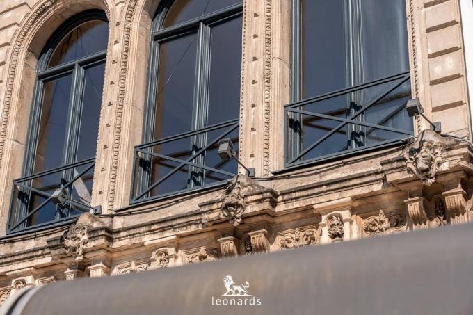 De architect Pierre Nicolas Croquison kreeg de opdracht om het pand een classicistische gevel te geven.