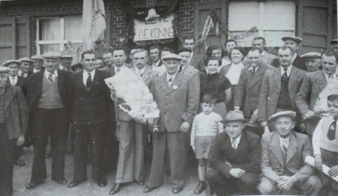 Groot feest bij De Lichtzangers in 1953, want Adiel Verhelst wordt als koning ingehuldigd. (foto Paul De Clerck)