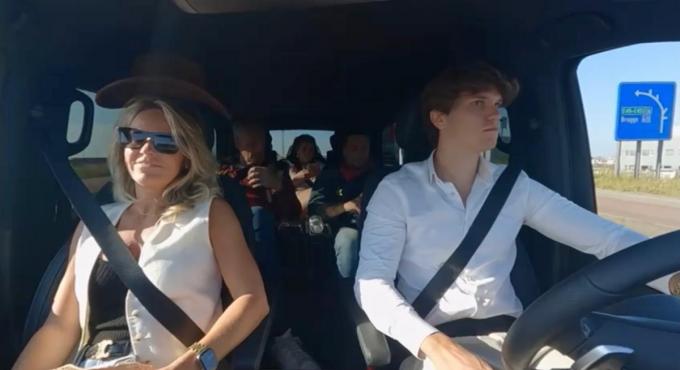 Gert Verhulst en Ellen Callebout behoren tot Romeo zijn vaste klanten, met hun hele wagenpark. Romeo was eerder ook al te zien als Gert zijn privéchauffeur in ‘De Verhulstjes’.