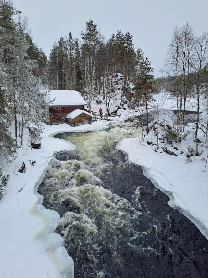 Myllykoski, een oude houten watermolen die schilderachtig naast de woeste stroomversnelling van de Kitkajoki ligt. Een must-stop. (foto tvdb)