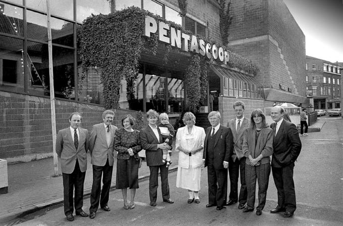 v.l.n.r. Ignace Crombé, Jo Röpcke en echtgenote Rose Claeys-Vereecke, Koen Bert, Willeke Van Ammelrooy, Albert Bert, Joost Bert en echtgenote Marleen Braem en Ronny Denys - '10 jaar Pentascoop' op 25 april 1985.