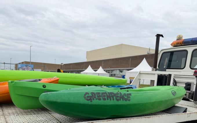 Vrijdagmorgen is de scheepvaartpolitie de in beslag genomen bootjes van Greenpeace dan komen ophalen. Wat er met hun bootjes te gebeuren staat, is nog niet duidelijk.