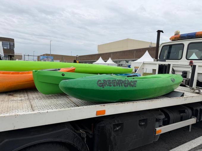 Vrijdagmorgen is de scheepvaartpolitie de in beslag genomen bootjes van Greenpeace dan komen ophalen. Wat er met hun bootjes te gebeuren staat, is nog niet duidelijk.