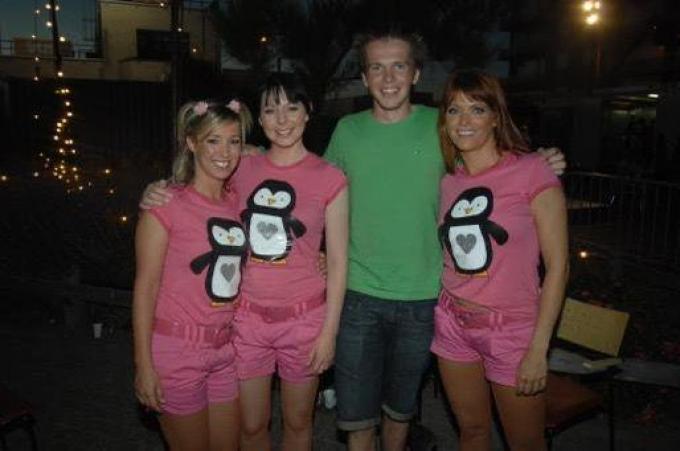 Een foto van K3 met Pieterjan van ‘Tien Om Te Zien’ tijdens de zomer van 2006.