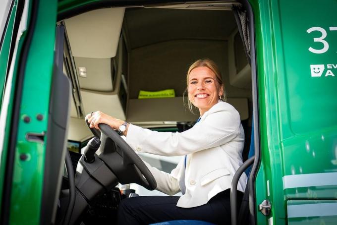 Kaisa Lipponen, Senior Vice-President Duurzaamheid, HSE & Communicatie en Managing Director van Paulig België in een elektrische vrachtwagen.